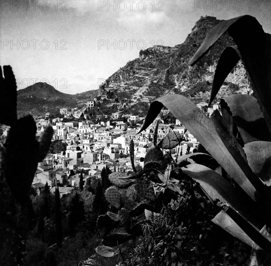 italie, sicile, taormine, vue de la ville, 1920 1930