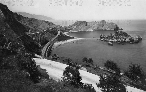 italie, sicile, taormine, panorama de l'isola bella, 1920 1930