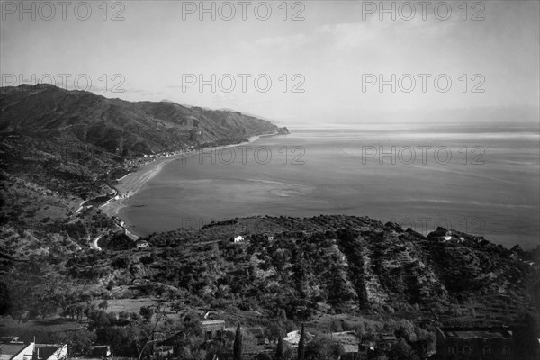 italie, sicile, taormine, panorama du promontoire et du cap santo alessio, 1929