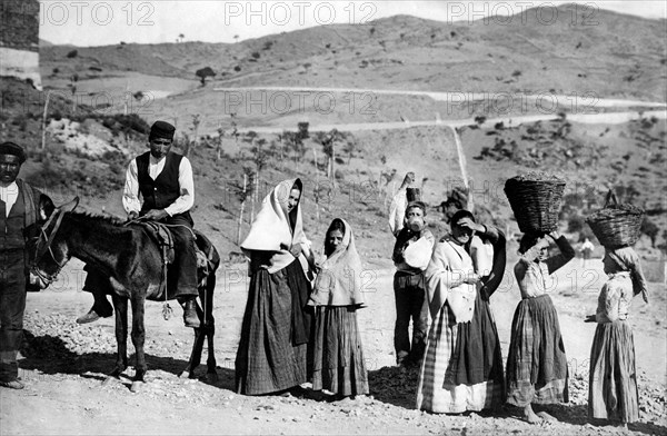 italie, sicile, randazzo, groupe de paysans, 1910 1920