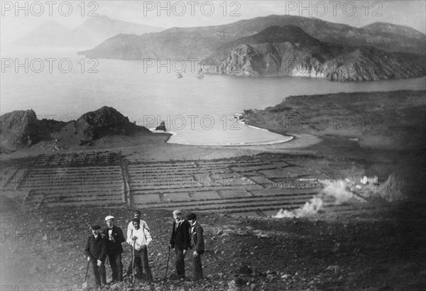 italie, sicile, îles éoliennes, vue de l'île de salina depuis le cratère du volcan, 1920