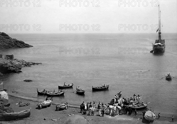 italie, sicile, île d'ustica, le débarquement des bateaux à vapeur et le bureau de poste, 1910 1920