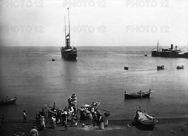 italie, sicile, île d'ustica, le débarquement des bateaux à vapeur et le bureau de poste, 1910 1920