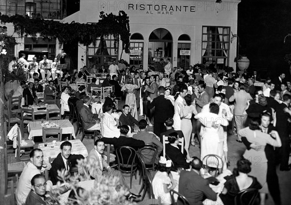 italie, sicile, taormine, danse au capo mazzarò, 1920 1930