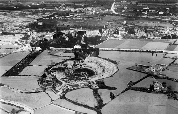 italie, sicile, syracuse, vue aérienne de l'amphithéâtre romain, ara de hieron et latomia du paradis, 1927