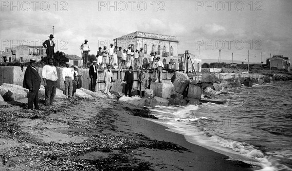 italie, sicile, agrigento, travaux d'extension du barrage de défense de la plage de san leone, 1910 1920