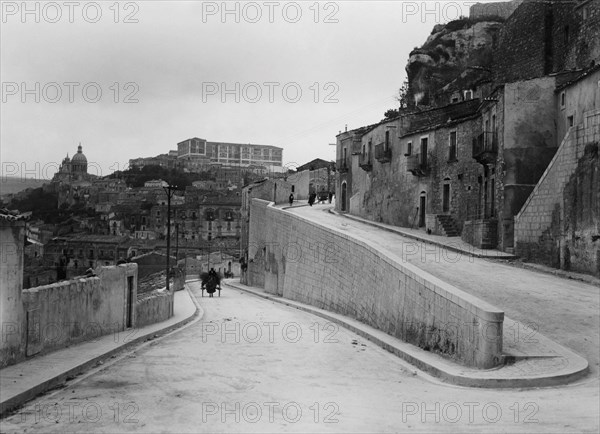 italie, sicile, ragusa, une rue du quartier d'ibleo, 1910 1920