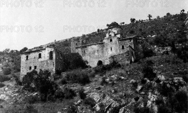 italie, basilicate, san chirico raparo, l'abbaye basilienne de sant'angelo avec l'entrée de la grotte, 1930