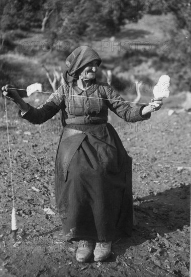 italia, basilicata, colobraro, la filatrice , 1930