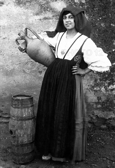 italie, basilicate, pisticci, une femme en costume folklorique, 1930