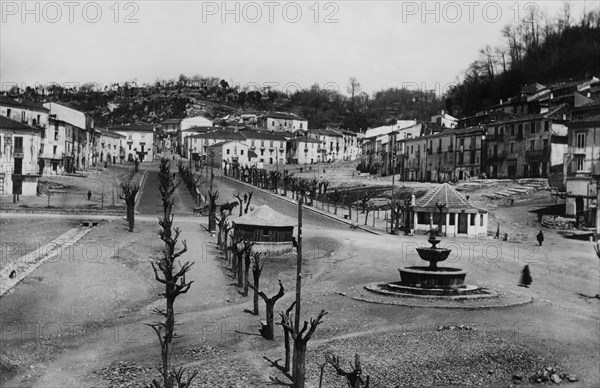 italie, basilicate, lagonegro, la piazza caractéristique, une halte traditionnelle sur le chemin de la calabre, années 1920 1920
