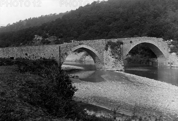 italie, basilicate, melfi, le pont de pierre à huile, 1930