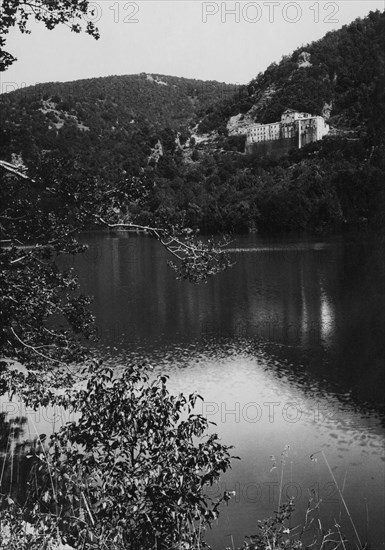 italie, basilicate, melfi, lago piccolo di monticchio, abbaye de san michele arcangelo, 1920 1930