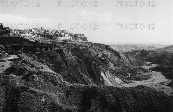 italie, calabre, catanzaro vue du nord-ouest avec la fiumarella, 1940