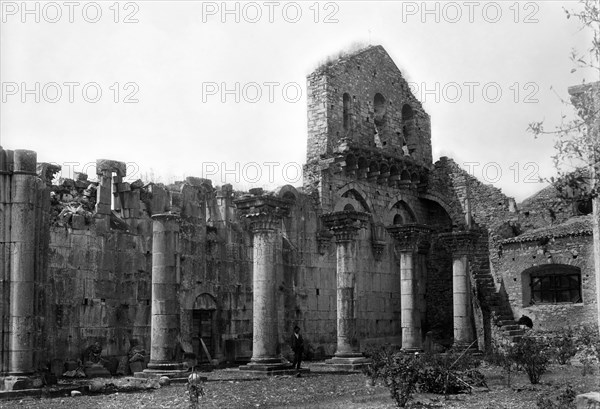 italie, basilicate, venosa, intérieur de l'église souabe de la sainte trinité, années 1930