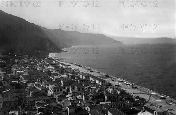 italie, calabre, bagnara calabra, devant le détroit de messine, 1920