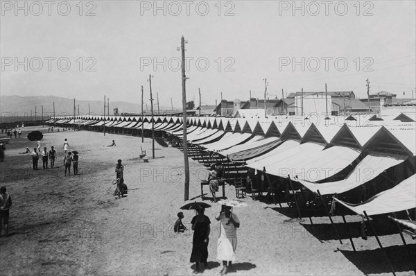 europe, italie, calabre, reggio calabre, vue des thermes le long de la côte, années 1920