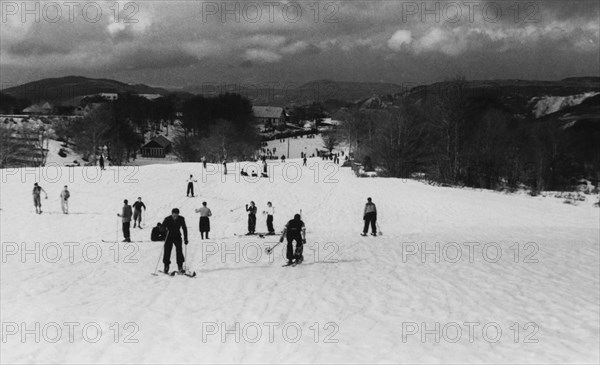 europe, italie, calabre, santo stefano in aspromonte, skieurs sur les pistes de gambarie, 1939