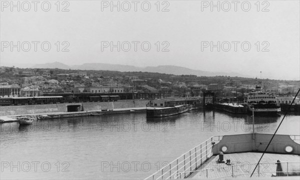 europa, italie, calabre, villa san giovanni, l'entrée du bateau dans le port, 1949