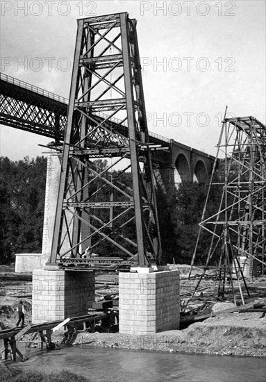 europa, italie, calabre, gioia tauro, travaux de construction d'un viaduc sur la rivière petrace, 1920 1930