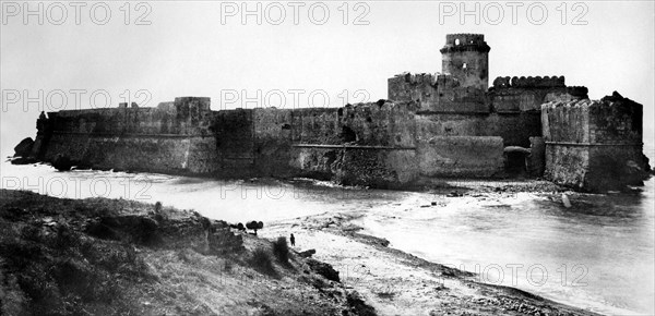 europa, italie, calabre, île de capo rizzuto, vue de le castella, années 1920