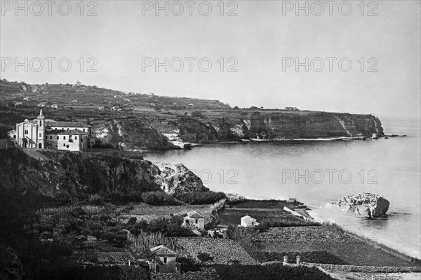 europe, italie, calabre, vibo valentia, tropea, panorama avec le couvent franciscain, années 1920