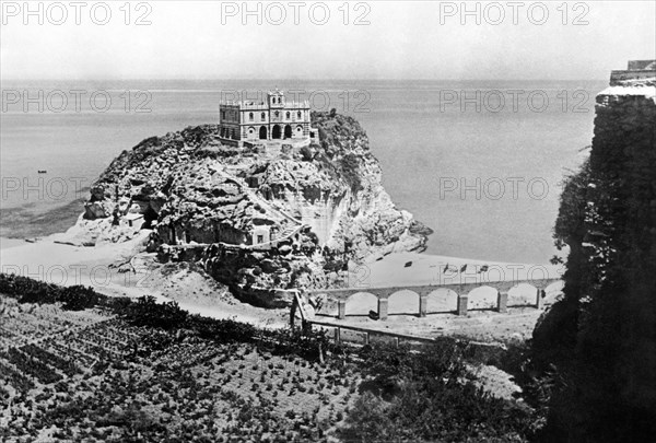 europe, italie, calabre, vibo valentia, tropea, vue de l'église de santa maria dell'isola, 1930