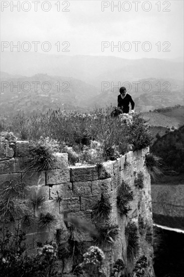 europe, italie, calabre, cosenza, vue depuis la tour souabe du château, années 1930