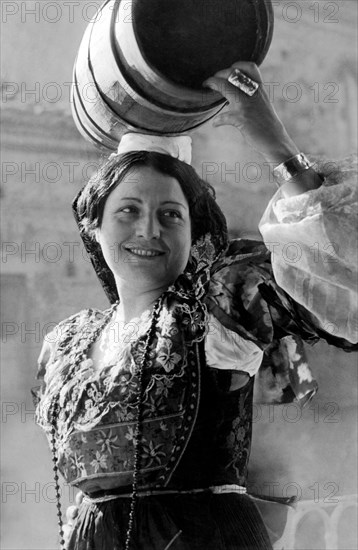 europe, italie, calabre, reggio calabre, femme en robe typique, années 1940