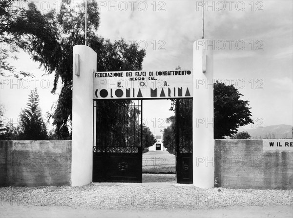 europa, italie, calabre, reggio calabre, entrée de la colonie navale fasciste, 1920 1930