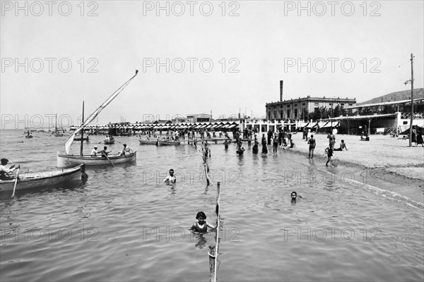 europa, italie, calabre, reggio calabria, baigneurs à la mer, 1930 1940