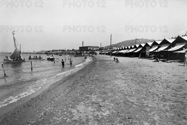 europa, italie, calabre, reggio calabria, baigneurs à la mer, 1930 1940