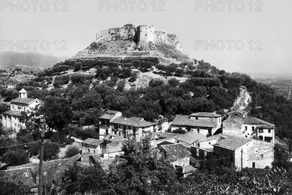 europa, italia, calabria, cosenza, veduta del castello svevo sopra la città, 1930