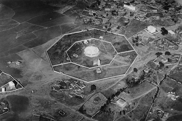 afrique, éthiopie, macallè, vue aérienne de l'église copte, 1920 1930