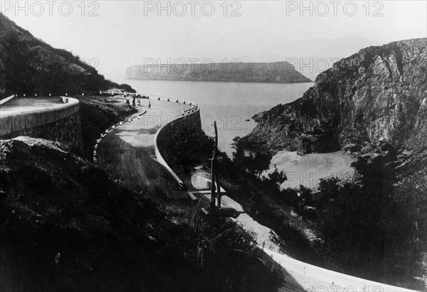 europe, italie, calabre, route nationale entre diamante et cirella, l'îlot de dino en arrière-plan, 1920 1930