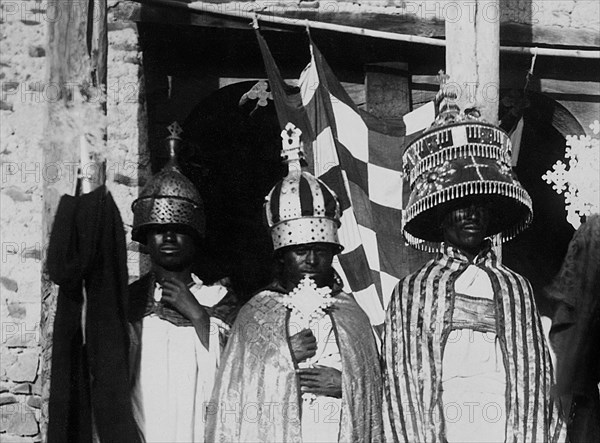 africa, etiopia, adigrat, rappresentanti del clero sull'uscio della chiesa, 1900 1910