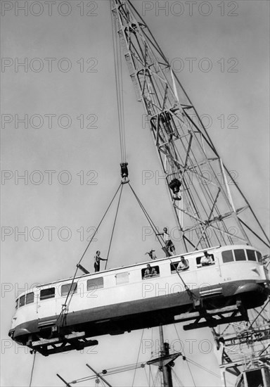 africa, eritrea, massaua, scarico della littorina al porto, 1940 1950