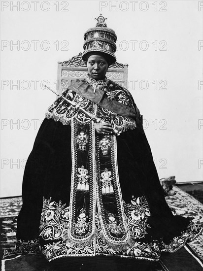 africa, etiopia, la regina con il tipico bornus ricamato in oro, 1910 1920