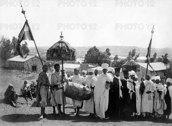 afrique, éthiopie, un groupe de debris se rendant à une fête, 1900 1910