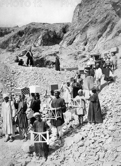 afrique, égypte, nécropole de thèbes, deir el-medina, site de découverte de la tombe de l'architecte kha et de sa femme merit, objets funéraires, 1906