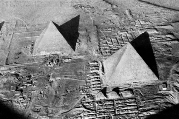 afrique, égypte, le caire, vue aérienne des pyramides des pharaons, 1930