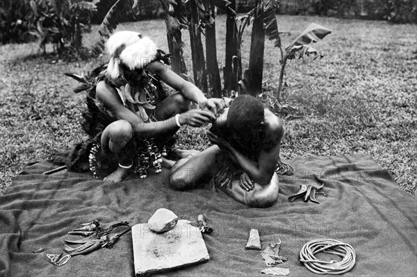 afrique, congo, un sorcier zoulou soigne un malade, 1930