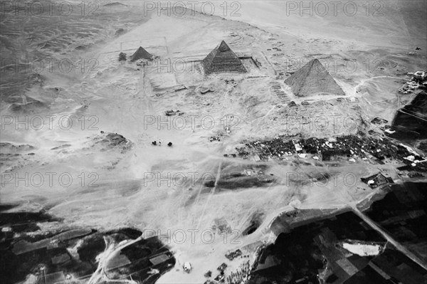 afrique, egypte, le caire, vue aerienne des pyramides, 1920s 1930
