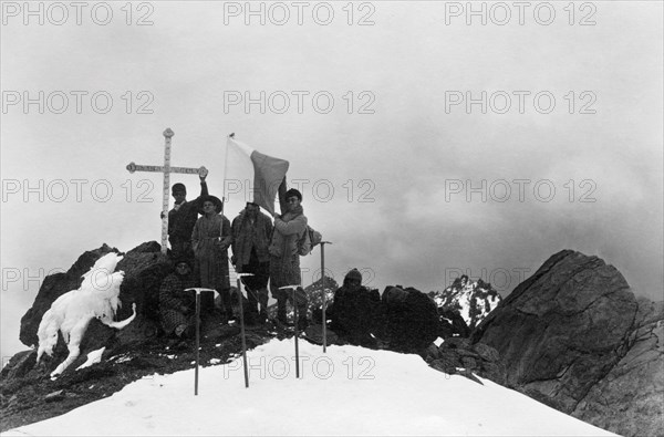 afrique, kenya, explorateurs au sommet de lenana place la croix et le drapeau papal, 1930