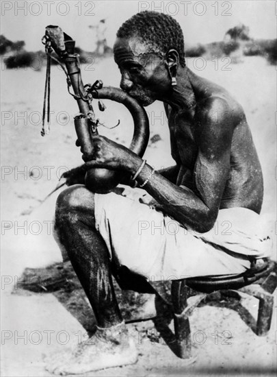 afrique, kenya, un fumeur de tabac âgé, 1934