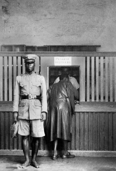 afrique, liberia, policier gardant un bureau de poste, 1930 1940