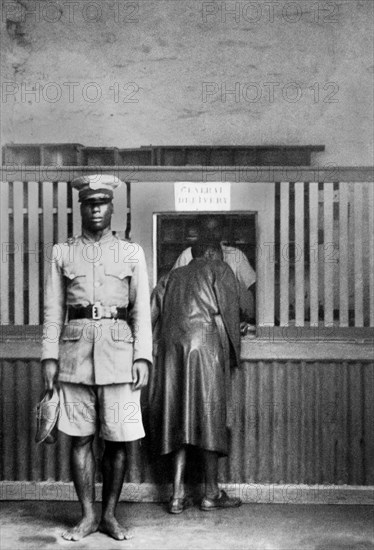 africa, liberia, poliziotto di guardia ad un ufficio postale, 1930 1940