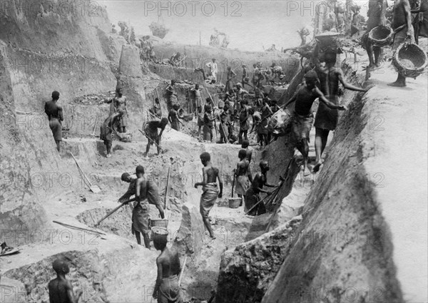 afrique, congo belge, enlèvement de la terre dans des paniers pendant la construction du chemin de fer congo - océan, 1923 1924