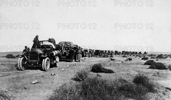 afrique, algérie, raid d'algerie tamanrasset, première traversée du sahara, soldats français sur des camions fiat, 1920