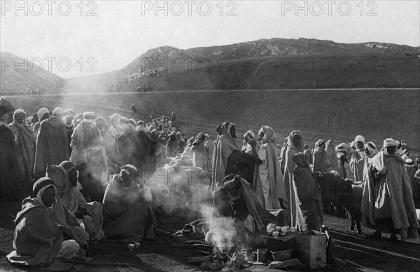 africa, algeria, bon-saada, pastori arabi preparano il loro caffè, 1910 1920